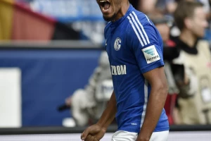 Sudije pogurale Šalke do prve pobede