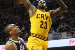 NBA top 10 - LeBronovo kucanje potez večeri!