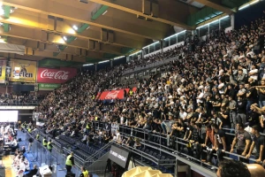 Redovi ispred "Pionira", a unutra puno jer igra Partizan!