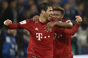 Operisan defanzivac Bajerna, sleduje pauza