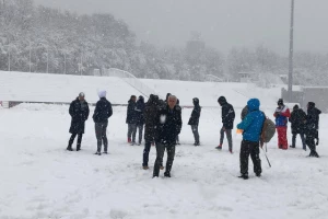 Igrači izašli na teren na Banovom brdu, sve je spremno za - grudvanje!