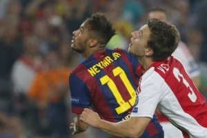 Desni bek Ajaksa je merna jedinica za antisport!