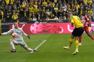 Dortmund će prenoćiti na vrhu, Ajntraht ''poništio'' pobedu nad Bajernom