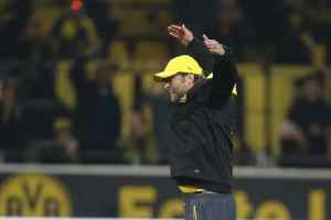 Gošo, nije ti dosta gol u poslednjem minutu, nego si morao "makazama"!