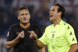 E ovo je rekord, sudija tri puta promenio odluku u rimskom derbiju!