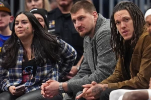 Lebron zagrlio Jokića, pa poručio: "Jedan od najvećih ikada, nikad neću zaboraviti OI!"