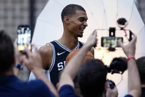 ''VEMBAMANIJA'' u Americi, 13.000 ljudi došlo na trening nove NBA zvezde!