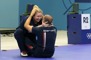 Hit proslava zlata - Mikec na "sedmom nebu", Zoranina psovka i suze na postolju