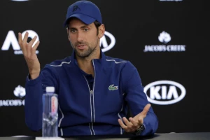 Novak ponovo zabrinuo navijače, cela ruka u bandaži!