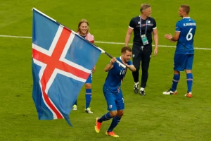 Umalo velika nesreća na Islandu, lavina snega se sručila sa krova stadiona!