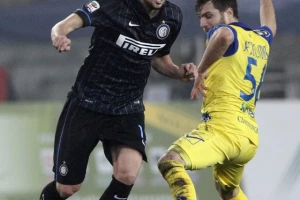 Peh za Inter, Kuzmanović polomio ruku!