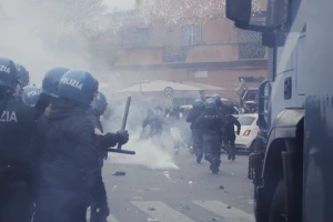 Navijači Lacija i Rome napravili haos u Rimu, povređeno 24 policajca