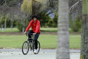 Felaini pokušava da impresionira Van Gala na plaži