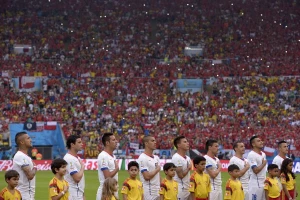 Zaustavite muziku, himna se i dalje peva...