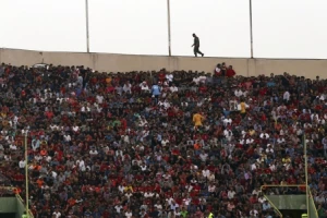 Haos u Keniji, greška defanzivca izazvala haos na stadionu!