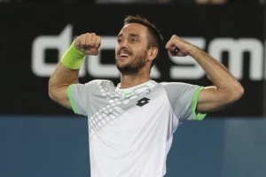 AO - Ana posle 'dvojke', Troicki uz jutarnju kafu