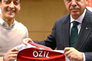 Kum nije dugme, ali...Ozil skupo platio prijateljstvo sa Erdoganom!