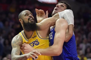 Lejkersi bez odbrane - Siksersi ubacili 143, Bobi deset poena