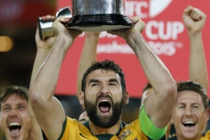 Mile Jedinak van stroja zbog povrede