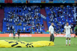 Aktivista leteo padobranom iznad "Alijanc arene", pa umalo izazvao veći skandal