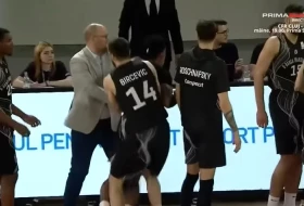 NEZAPAMĆENI INCIDENT - Košarkaš Kluža napao Markovića, pa se posle isključenja vratio sa šipkom u rukama!