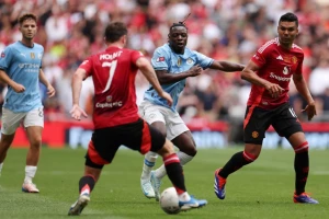 Siti sa ivice ponora do trofeja u Komjuniti šildu protiv Junajteda