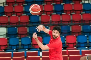 Vasa Micić zablistao na debiju, raketa iz Jemena prekinula meč