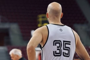 Nik Kalates u pogonu