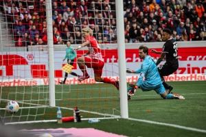 Drama do samog kraja, šest golova i prekid u derbiju kola Bundeslige