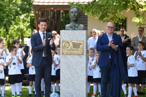 Otkriven spomenik čoveku koji je doneo prvu fudbalsku loptu u Beograd