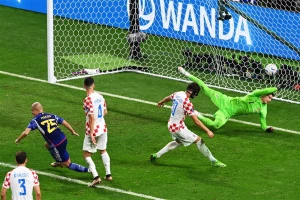 Milimetar (ni)je kriv, Hrvatska na kolenima!