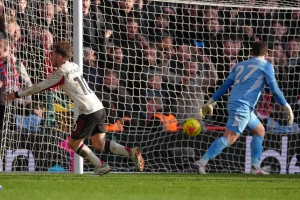 Liverpul na leđima Mekalistera poneo "džak sreće" u Notingem, pobeda Fulama i baksuzluk Vulvsa