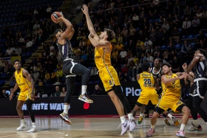 POLUVREME - Makabi nadskakao Partizan, crno-beli olako ispustili prednost!