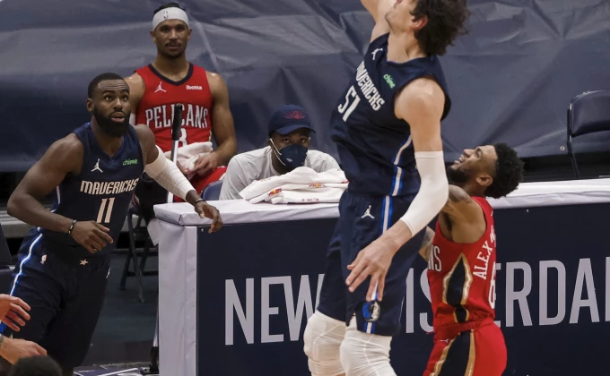 AP Photo/Derick Hingle