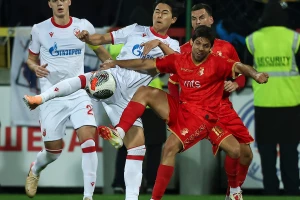 POLUVREME - Verovatno najduže gledanje VAR-a u istoriji fudbala donelo penal Zvezdi, Kostov pogodio!