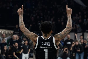 Pritisak, greška ili najava "zemljotresa"? - Grb Zvezde pored Karlikove slike, kakvo je objašnjenje?