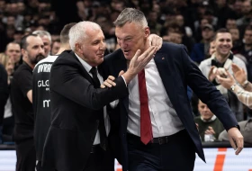 Željko i Šaras zagrljeni izašli na teren, Partizan uručio poklon Mirotiću!