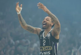 Karlik Džons: "Nikada nisam osvojio trofej, neverovatno!" Vašington: "Nije moglo bolje!"