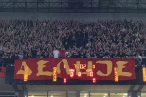 UŽIVO - ''Delije'' uz bakljadu već ušle u ''Arenu''!
