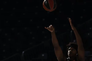 Zagrevanje za derbi već počelo - Panter i Ledej šutirali u polumraku ''Arene'', stižu i navijači!