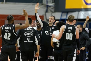 Partizan u neverici: Miku saigrači izneli sa terena, povreda Pejdža i Dangubića