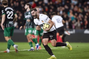 Valensija iz penala iščupala bod protiv Elčea