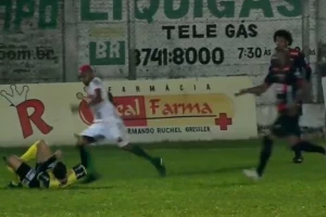Užasne scene, fudbaler optužen za pokušaj ubistva na terenu!