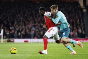 Ovako se (ne) osvaja titula - Arsenal uz dva autogola uz sudijski zvižduk srušio najgori tim Premijer lige!