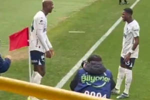 Skandal u Turskoj - Kostić mu asistirao, a navijači pogodili u glavu!?