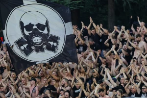 Navijači priredili ponoćno iznenađenje fudbalerima Partizana!