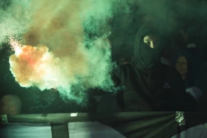 Velika tuča navijača Partizana na putu ka Novom Sadu, demolirali i kladionicu