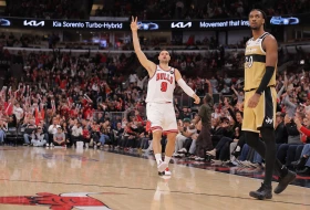 Saigrači ga ometali tokom intervjua, a Vučević frustriran!Saigrači ga ometali tokom intervjua, a Vučević frustriran!