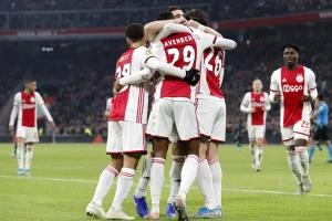 Igra za Ajaks, a javno "pozira" u Barsinoj opremi!