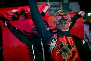 Kosovski Albanci protestuju ispred kancelarije EU!